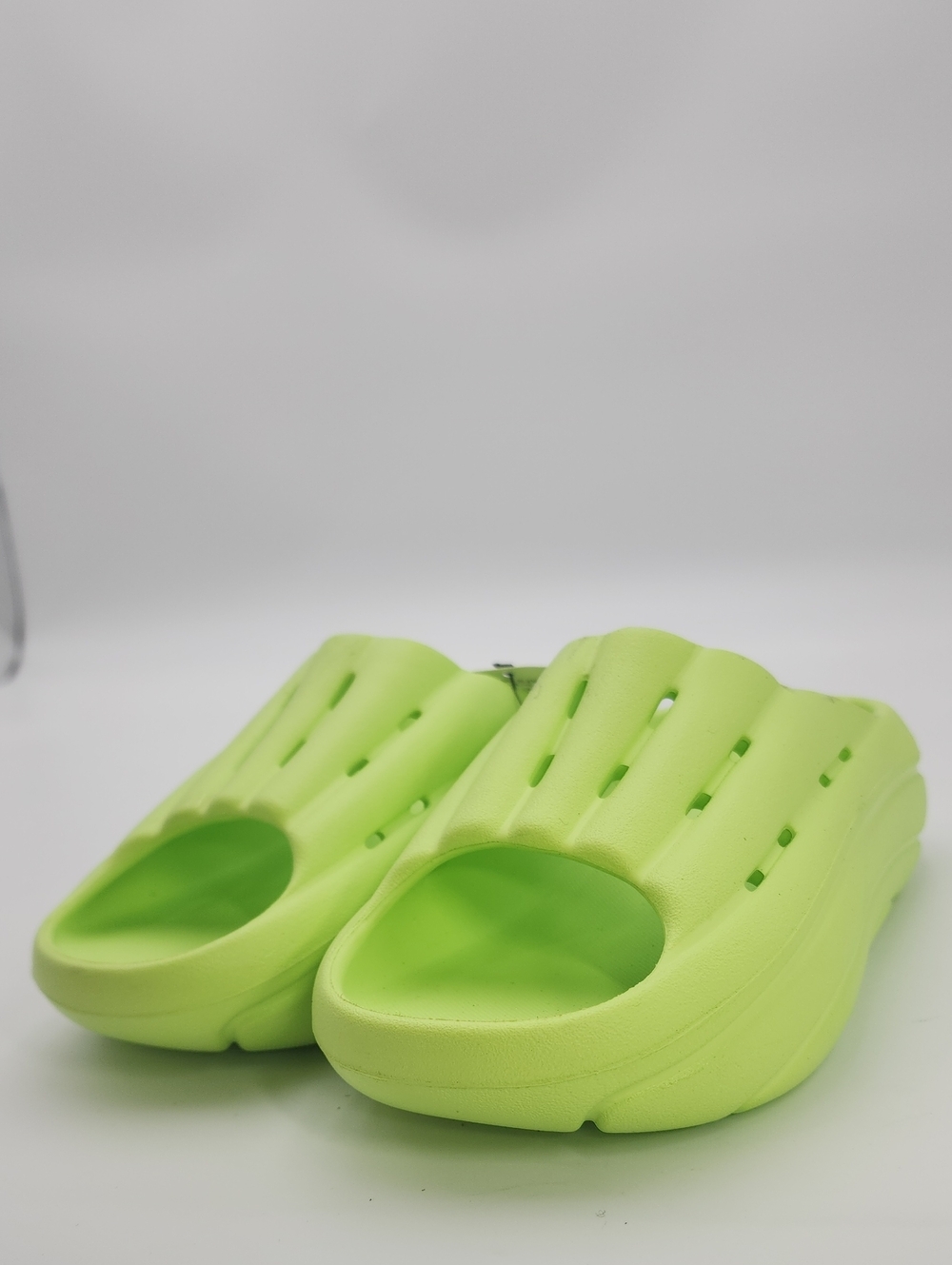 UGG Women's FoamO Slide Platform Sandals Pale Chartreuse/ Lime Green Size 8 NWT